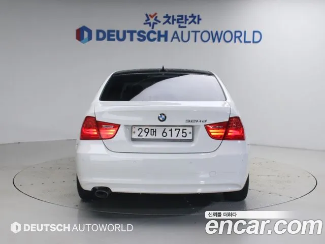 BMW 3-Series 2011 thumb 4