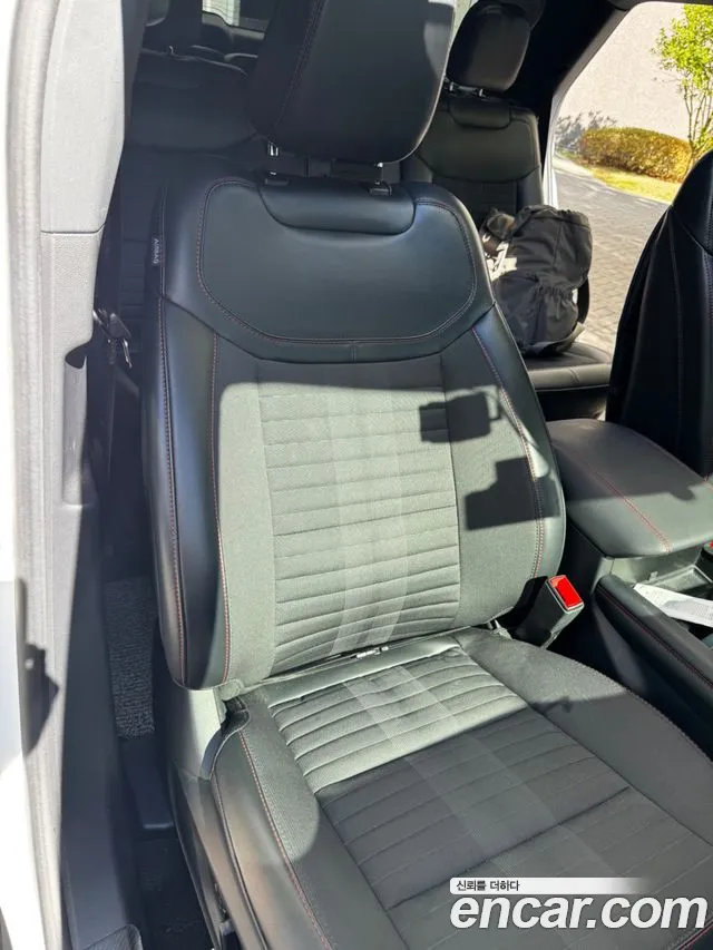 Ford Explorer 2025 thumb 6