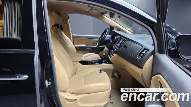 Kia Carnival 2017 thumb 11