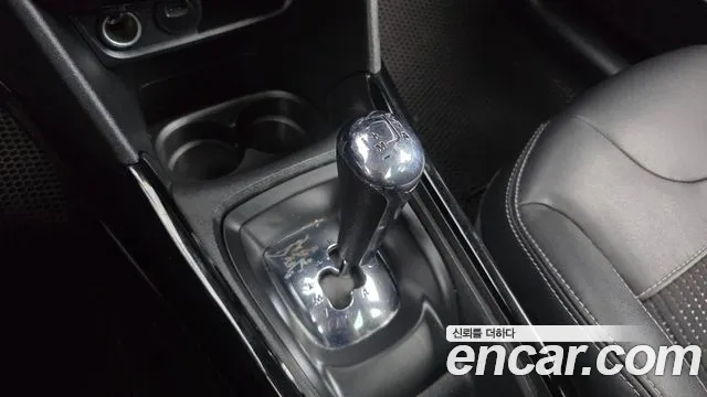 Peugeot 2008 2016 thumb 9