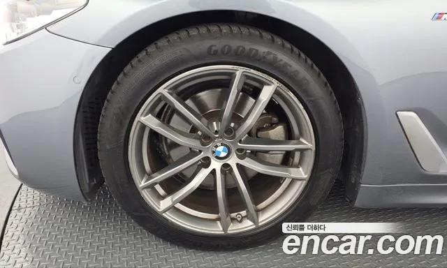 BMW 5-Series 2019 thumb 4
