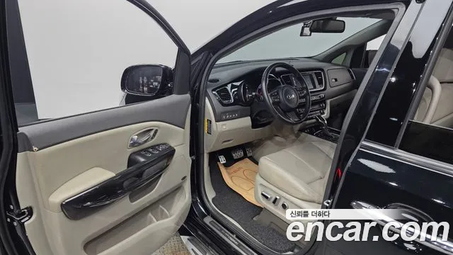 Kia Carnival 2015 thumb 10