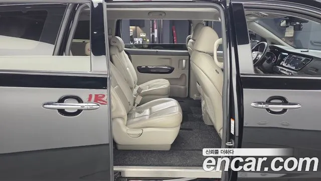 Kia Carnival 2015 thumb 12