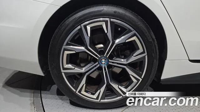 BMW i4 2022 thumb 5