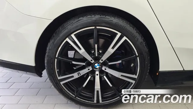 BMW 5-Series 2024 thumb 5