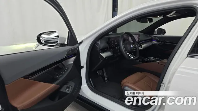 BMW 5-Series 2024 thumb 10