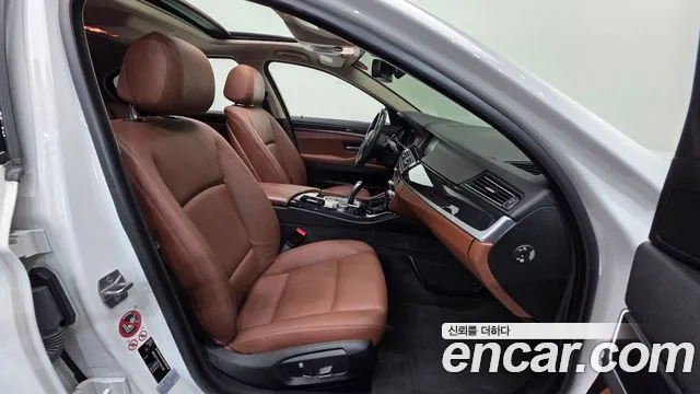 BMW 5-Series 2016 thumb 10