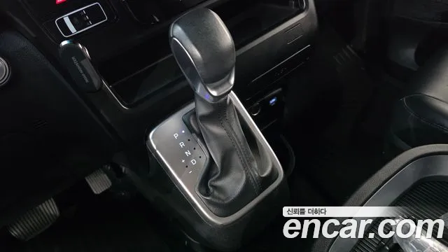 Hyundai Staria 2024 thumb 9