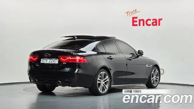Jaguar XE 2019 thumb 2