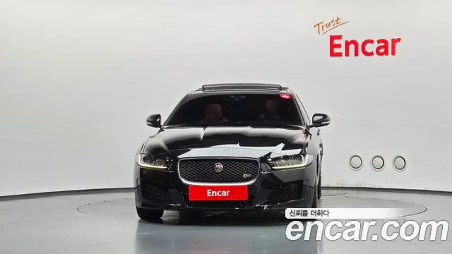 Jaguar XE 2019 thumb 3