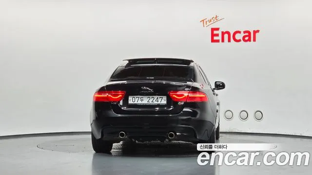 Jaguar XE 2019 thumb 4