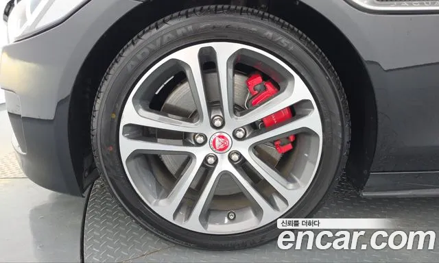 Jaguar XE 2019 thumb 5