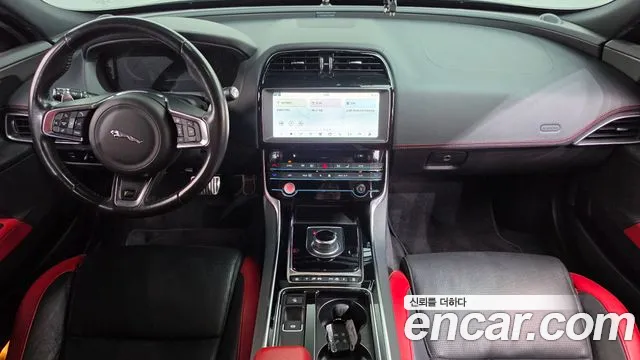 Jaguar XE 2019 thumb 7
