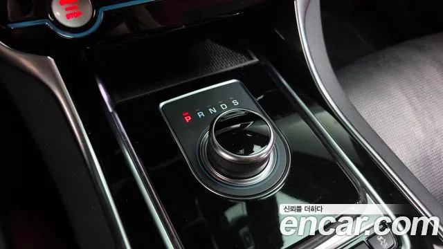 Jaguar XE 2019 thumb 9