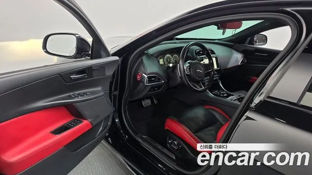 Jaguar XE 2019 thumb 10