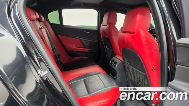 Jaguar XE 2019 thumb 11