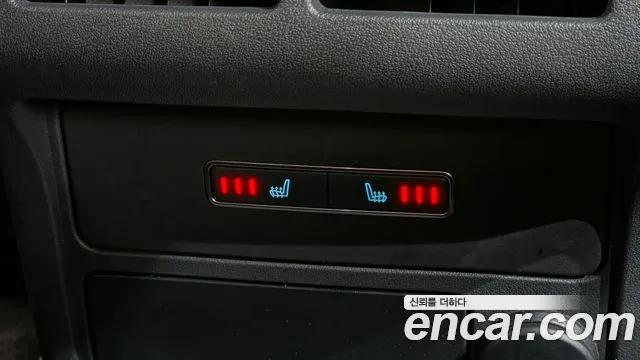 Jaguar XE 2019 thumb 12