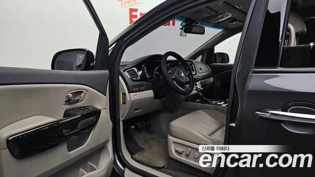 Kia Carnival 2017 thumb 10
