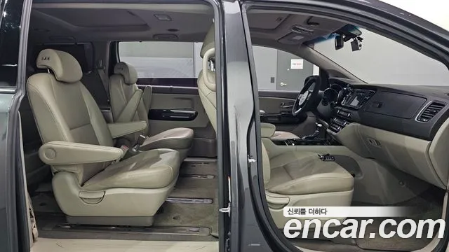 Kia Carnival 2017 thumb 11