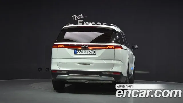 Kia Carnival 2023 thumb 4
