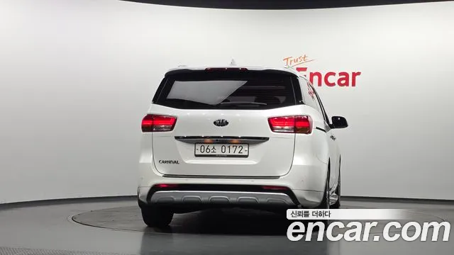 Kia Carnival 2016 thumb 4