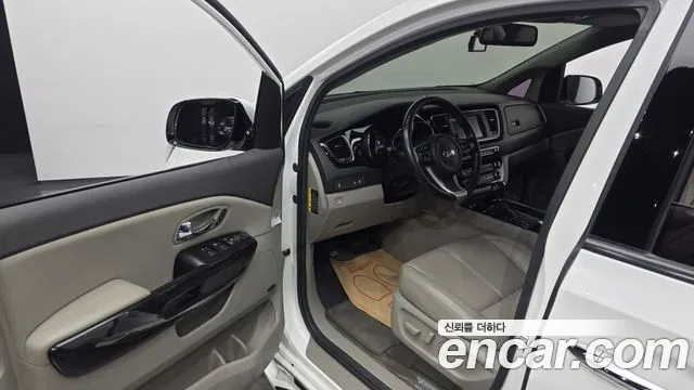Kia Carnival 2016 thumb 10