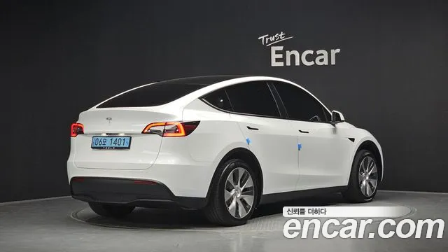 Tesla Model Y 2021 thumb 2