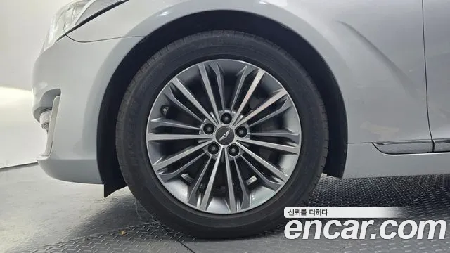 Genesis G90 2017 thumb 5