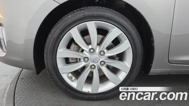 Kia Carens 2013 thumb 5