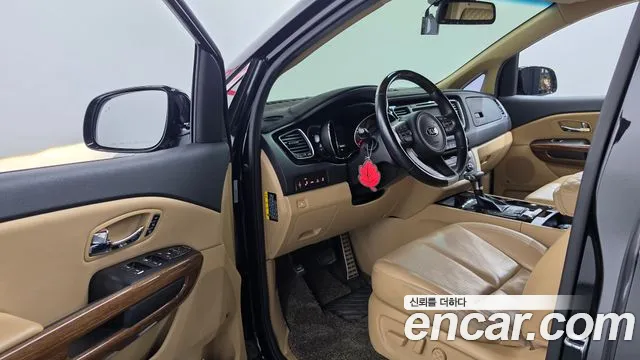 Kia Carnival 2017 thumb 10