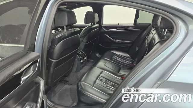 BMW 5-Series 2020 thumb 11