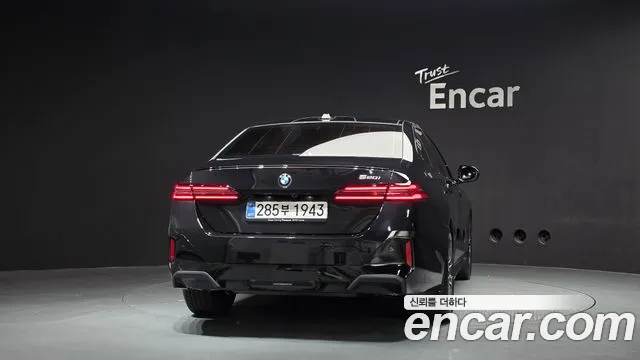 BMW 5-Series 2025 thumb 4