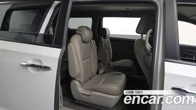 Kia Carnival 2018 thumb 12