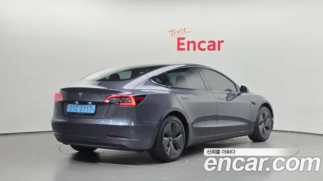 Tesla Model 3 2020 thumb 2