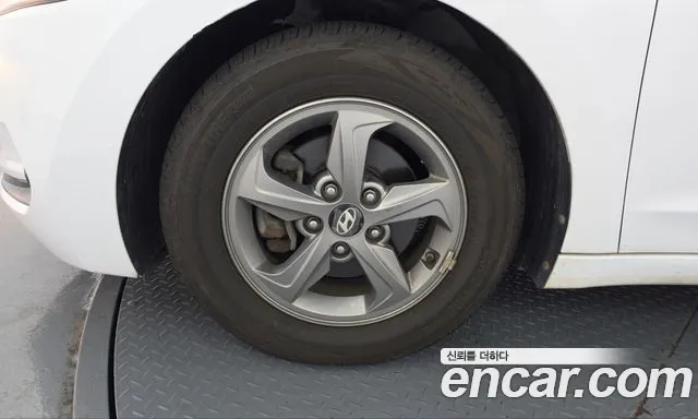 Hyundai Avante 2017 thumb 4