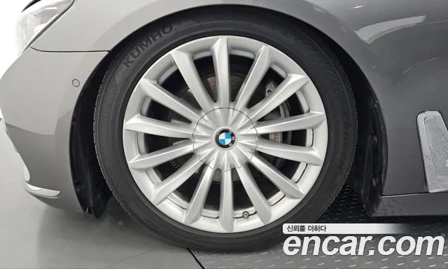 BMW 7-Series 2016 thumb 5