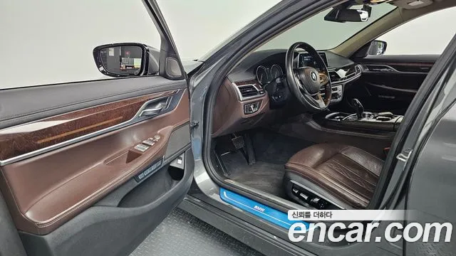BMW 7-Series 2016 thumb 10