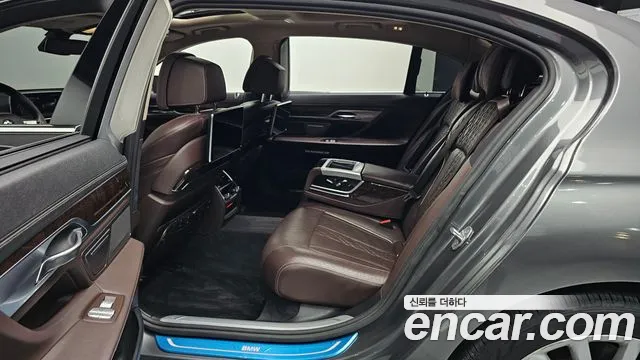 BMW 7-Series 2016 thumb 11