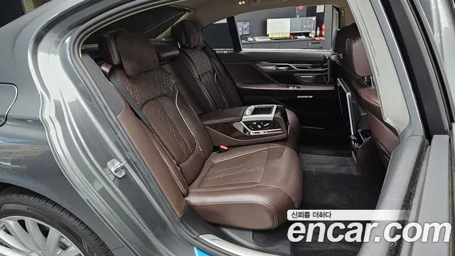 BMW 7-Series 2016 thumb 12