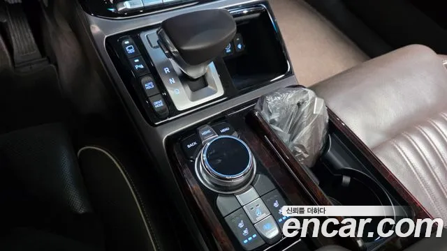 Genesis G90 2016 thumb 9