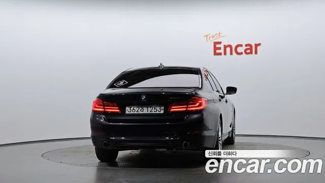 BMW 5-Series 2019 thumb 3