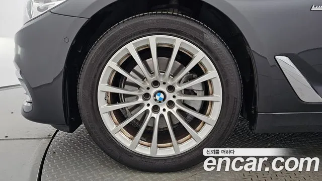 BMW 5-Series 2019 thumb 4
