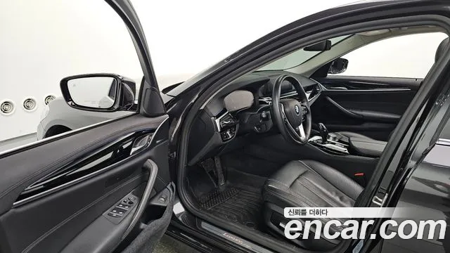 BMW 5-Series 2019 thumb 9