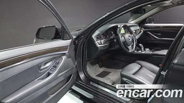 BMW 5-Series 2015 thumb 9