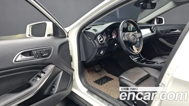 Mercedes-Benz GLA 2016 thumb 10