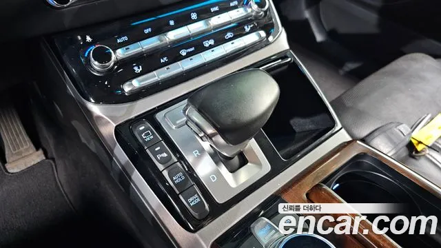 Genesis G90 2016 thumb 9