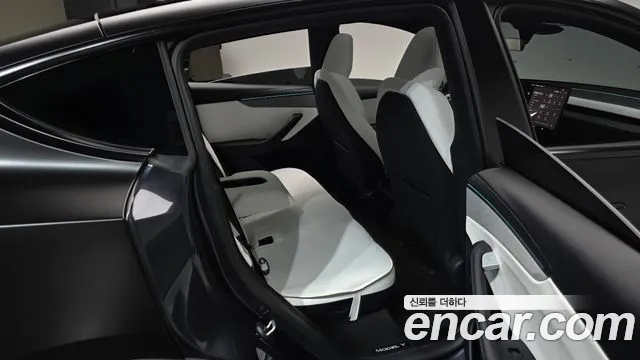 Tesla Model Y 2026 thumb 11