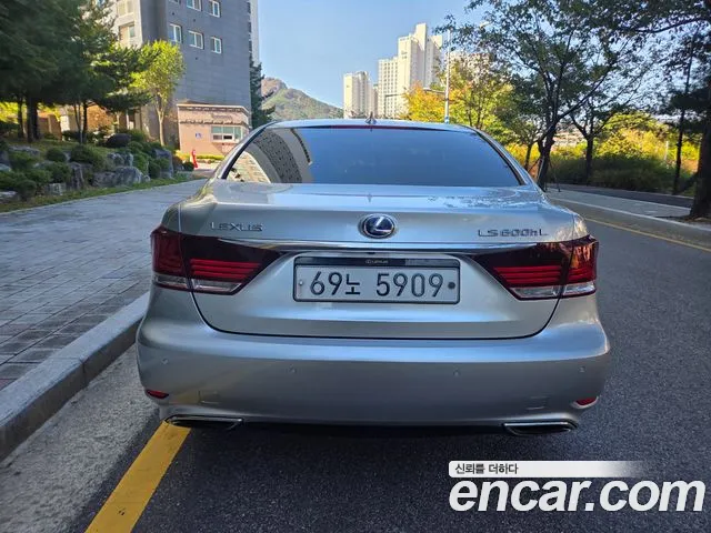 Lexus LS 2013 thumb 4