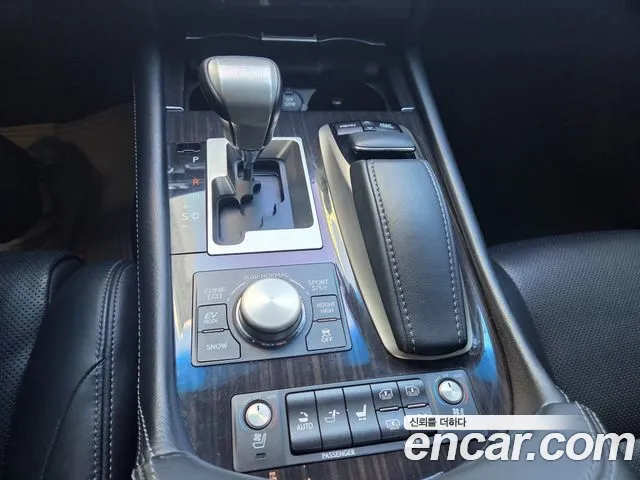 Lexus LS 2013 thumb 9