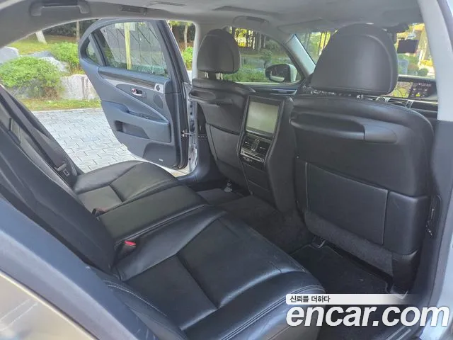 Lexus LS 2013 thumb 10